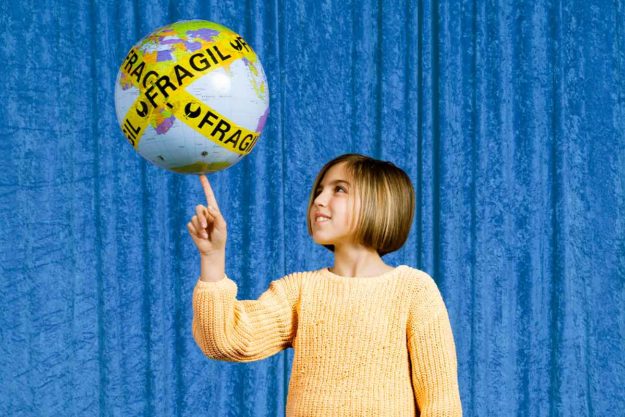 fiesta-infantil-waste-zero niña sujeta la bola del mundo con un dedo