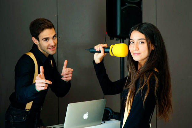 presentador-para-eventos presentadora con micro