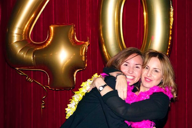 40-cumpleanos dos mujeres y globos de 40 cumpleaños