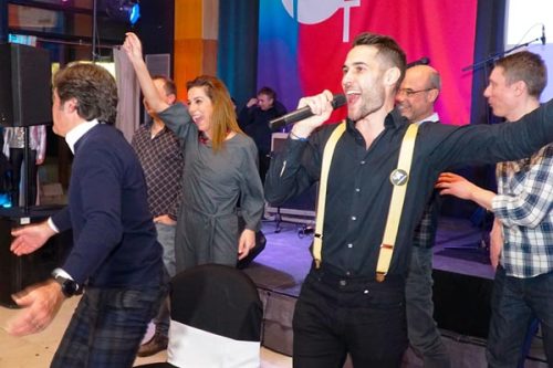 presentador haciendo disfrutar del evento