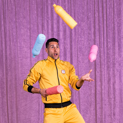 malabarista con botellas de plastico