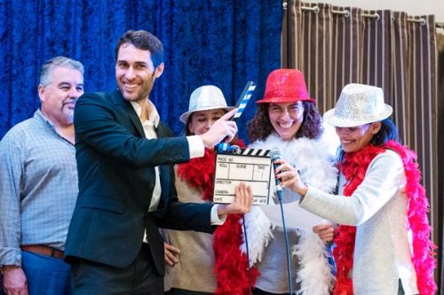 presentador haciendo reír a los invitados