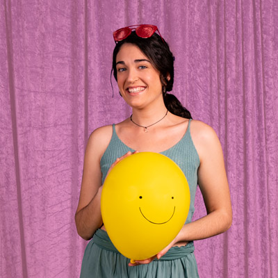 animadora y su globo contentos