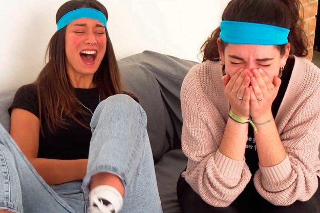 juegos-para-jugar-con-amigos dos chicas riendo