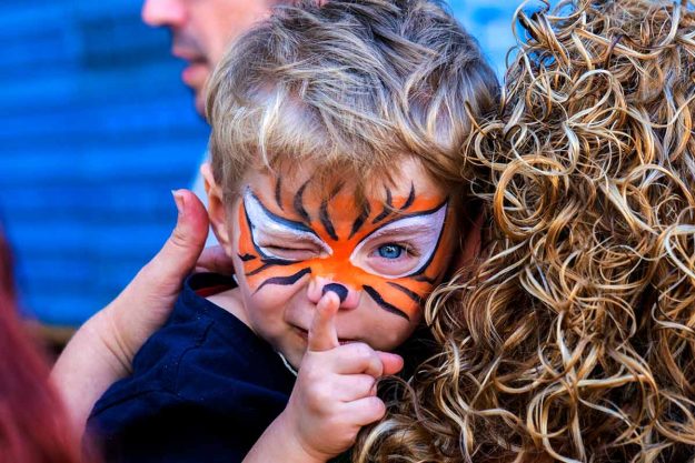 niño con maquillaje de cara y madre