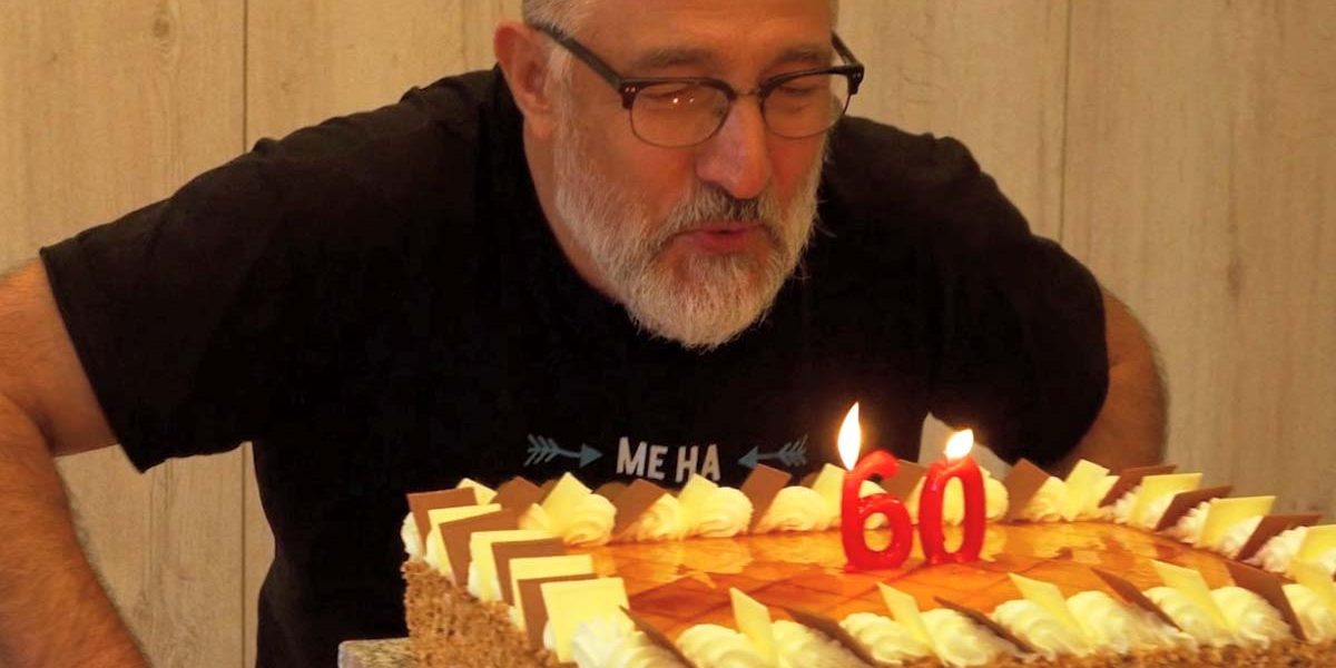 hombre soplando velas cumpleaños 60