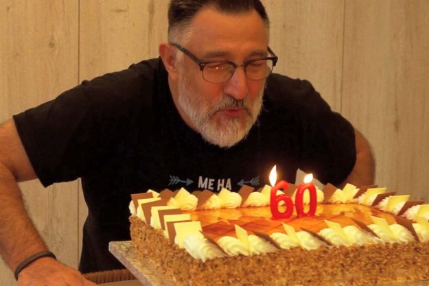 hombre soplando velas cumpleaños 60