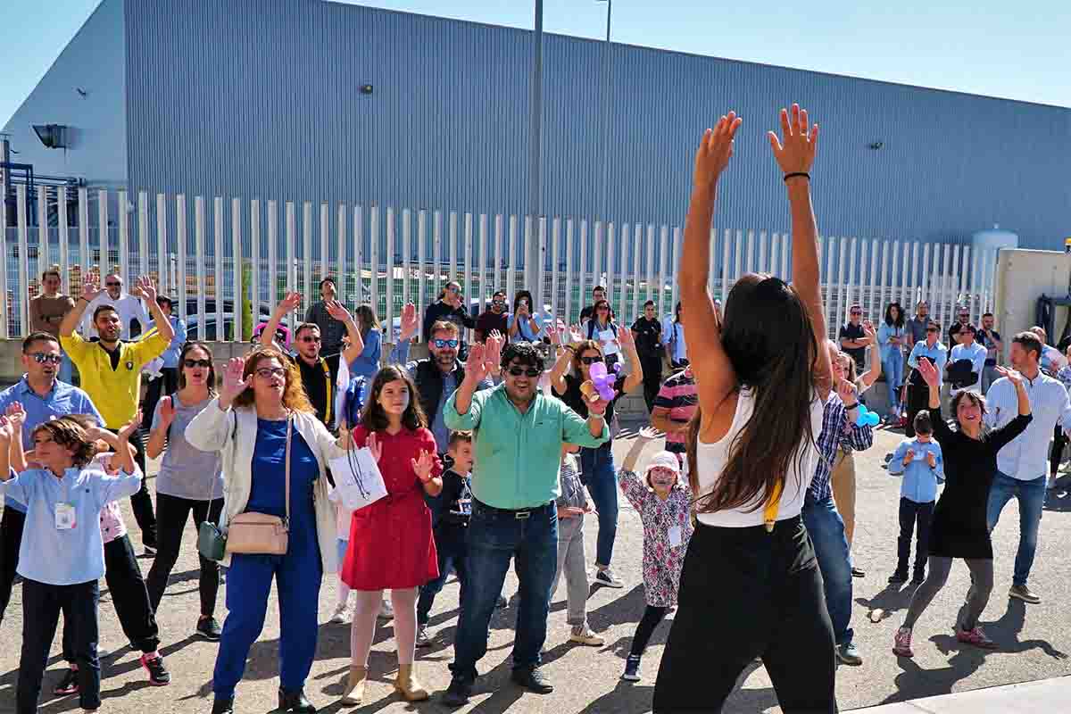 animadora de baile animando al publico