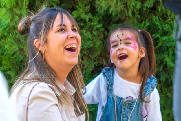 madre e hija sonriendo pintacaras