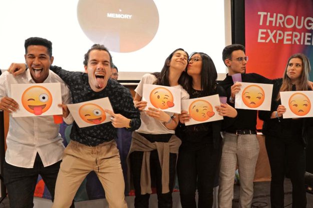 trabajadores haciendo un team building con juegos