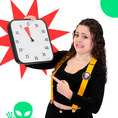 chica con reloj en la mano