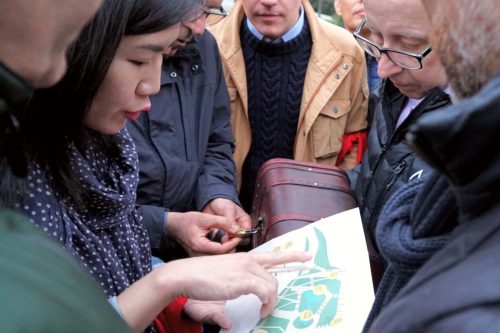 mujer haciendo escape room a domicilio