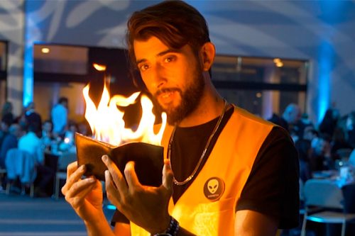 Mago con cartera en llamas