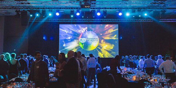 cenas de navidad empresa personas de pie hablando