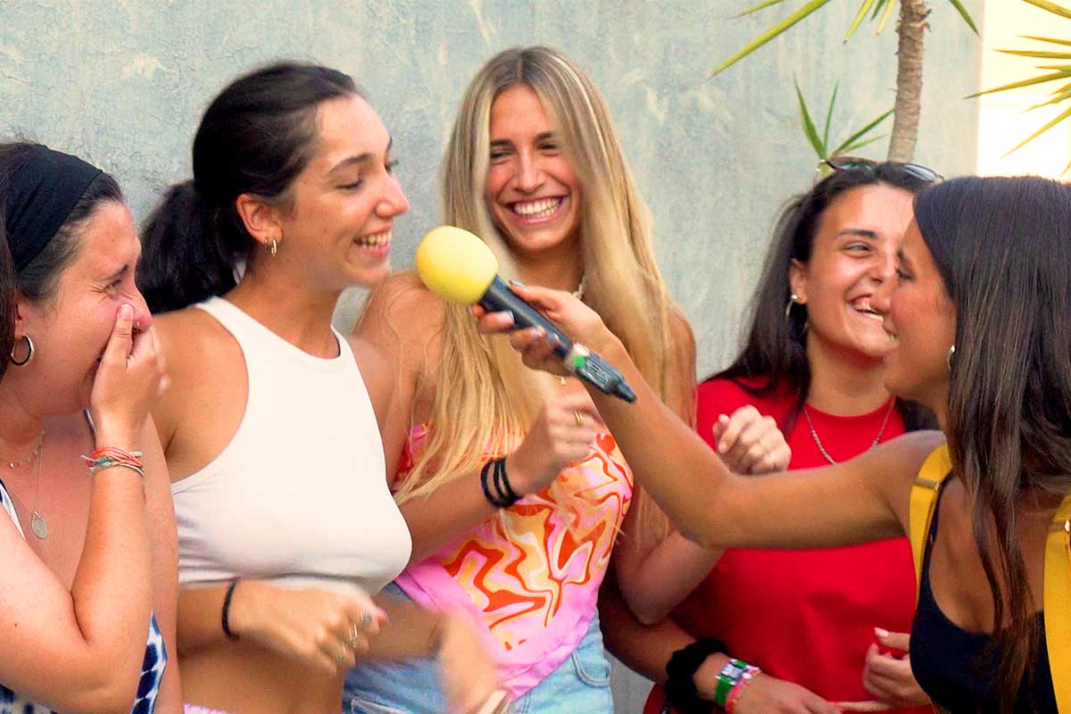 ANIMADORA DE ADULTOS